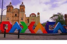 Oaxaca es uno de los Estados de la República mexicana más ricos debido a su diversidad cultural y sus abundantes recursos naturales. Es tierra mágica y ancestral que se divide en ocho regiones: Cañada, Costa, Istmo, Mixteca, Papaloapan, Sierra Sur, Sierra Norte y Valles Centrales.