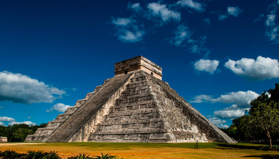Yucatán es un estado ubicado en el sureste de México, conocido por su rica herencia cultural, su historia maya y sus impresionantes paisajes naturales. Su capital, Mérida, es una ciudad que combina tradición y modernidad, con una arquitectura colonial y una vibrante vida cultural. Yucatán es famoso por su gastronomía, que incluye platillos como la cochinita pibil y los panuchos, así como por sus maravillosos cenotes