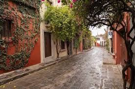 Chiapas es conocido por su **cultura indígena** vibrante y sus tradiciones arraigadas. Algunas de las cosas más típicas incluyen:  * **Gastronomía**: platos como los **tamales de elote**, **pescado a la chiapaneca*