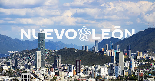 Nuevo León es un estado ubicado en el noreste de México, conocido por su dinamismo económico, su crecimiento urbano y su vibrante vida cultural. Su capital, **Monterrey**, es una de las ciudades más importantes del país, famosa por su desarrollo industrial, su arquitectura moderna y su proximidad a las montañas de la **Sierra Madre Oriental**. El estado es un centro económico clave, especialmente en sectores como el **comercio**, la **industria** y la **tecnología**. Además, Nuevo León es hogar de bellos paisajes naturales como el **Parque Nacional Cumbres de Monterrey** y el **Cañón de la Huasteca**. Su gastronomía incluye platillos