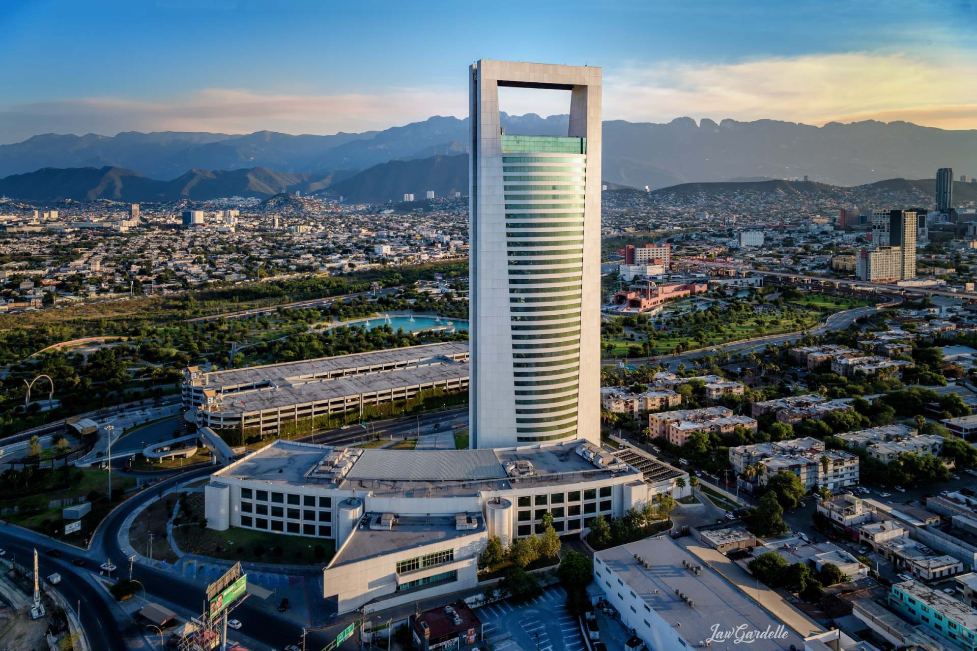 Nuevo León es conocido por su **gastronomía** única, su **cultura regiomontana** y su impresionante **paisaje montañoso**. Algunas de las cosas más típicas incluyen:  * **Gastronomía**: El **cabrito** (chivo asado) es el platillo más emblemático, especialmente en parrilladas. También destacan las **carne asadas**, las **tampiqueñas** y las **machaca** (carne seca desmenuzada). Los **tamales de elote** y el **glorias** (dulce de leche) son otros manjares populares.  * **Tradiciones y cultura**: Monterrey, la capital, es famosa por su vida nocturna y sus festivales como el **Festival Internacional de Santa Lucía**. El **baile del norte** y la música de **banda y norteño** son también muy representativos. 